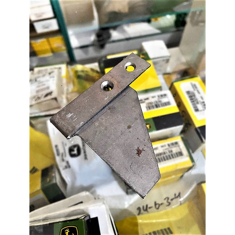 H136958 Cut, section, split (John Deere)