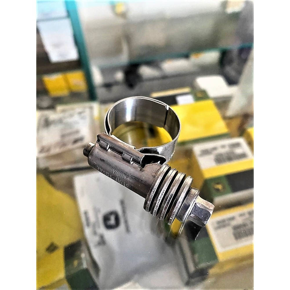 R524513 Clamp (John Deere)