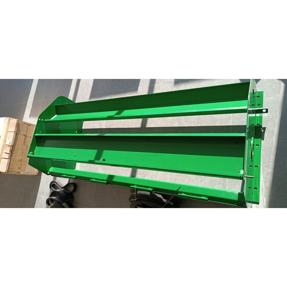 AXE11672 straw chopper (John Deere)