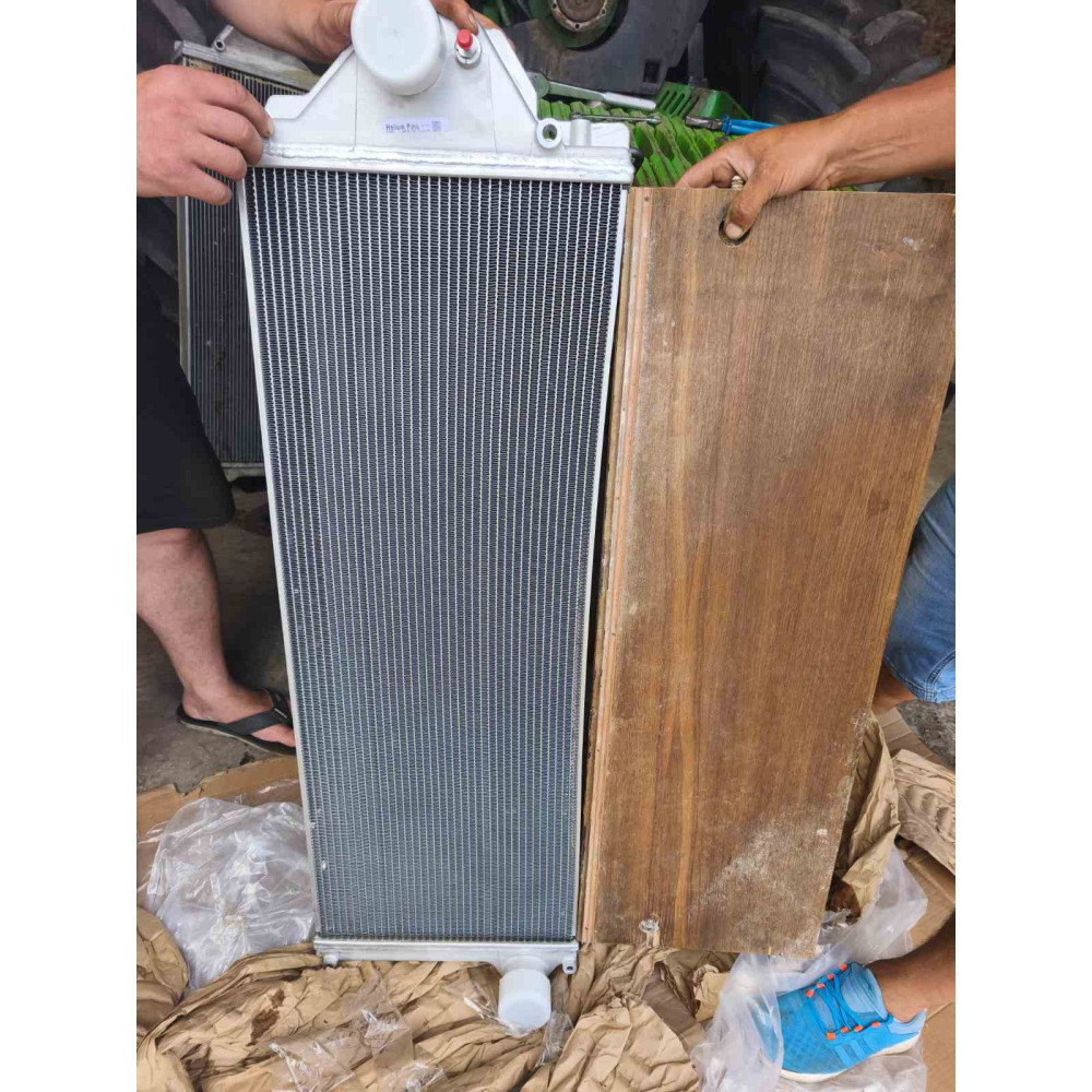 RE570496-BRAK Radiator (bent left side=PHOTO) (John Deere)