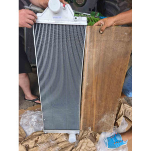 RE570496-BRAK Radiator (bent left side=PHOTO) (John Deere)
